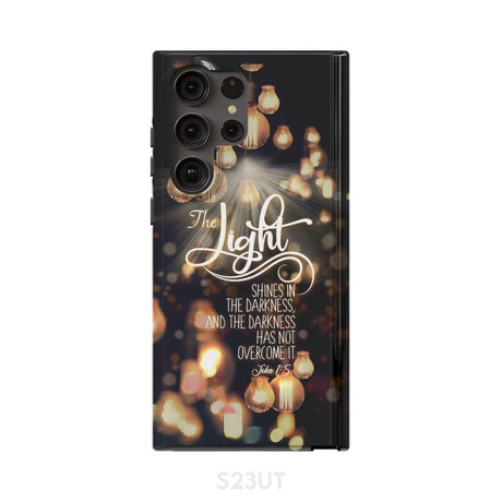 The light shines in darkness John 1:5 Bible verse phone case Christian gifts Samsung Galaxy S23 Ultra / Tough