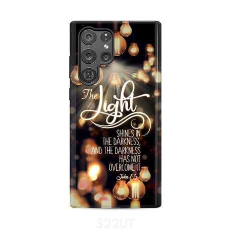The light shines in darkness John 1:5 Bible verse phone case Christian gifts Samsung Galaxy S22 Ultra / Tough